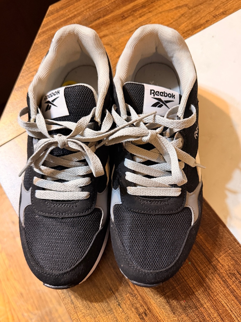 Reebok Men’s Classic Black and Gray Athletic Sneakers size 8